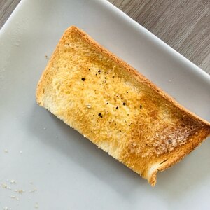 食パンでガーリックバタートースト